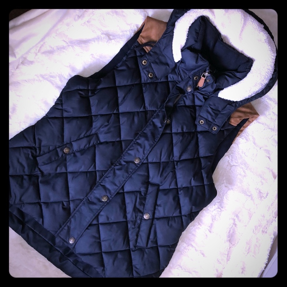 💙NWOT H&M Vest with Fur Lined Hood 💙